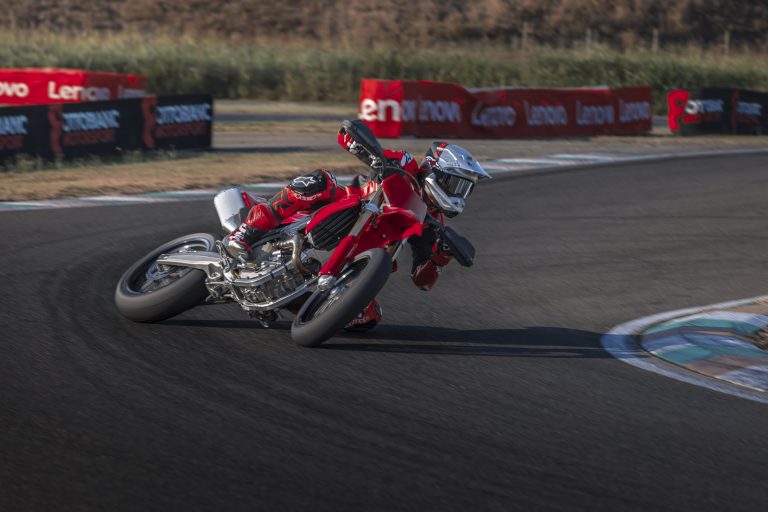 Read more about the article Ducati Desmo450 SM: Ducati predstavlja dirkalni supermoto  za tekmovalce