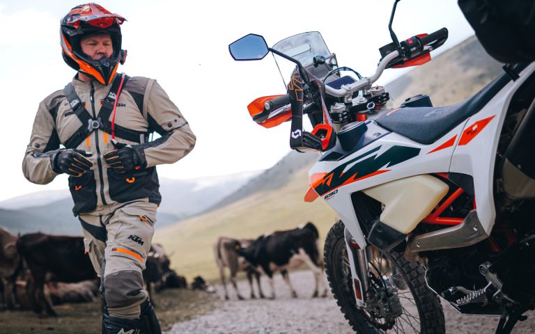 Read more about the article 2027 KTM 690 RALLY: KTM vrača veliko rally ime z 79 KM in 20-litrskim rezervoarjem