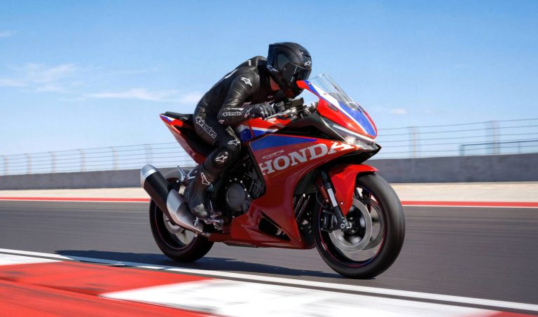 Read more about the article Nova Honda CBR500R Four: 72 KM in štirivaljni motor za novo generacijo športnih motoristov