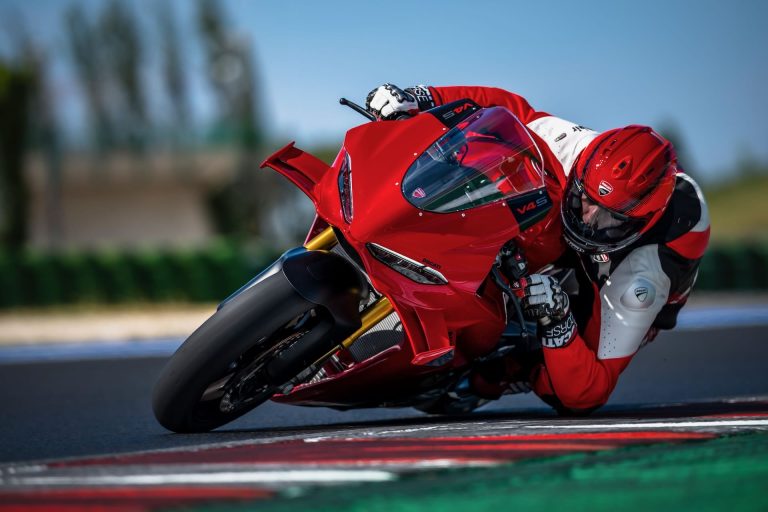 Read more about the article Ducati Panigale V4 2027: več moči, izboljšano vzmetenje in elektronika iz sveta dirkanja