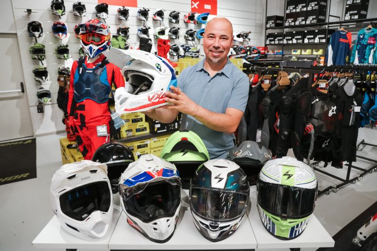 Read more about the article Kako izbrati pravo motoristično čelado? Vodič za varno izbiro