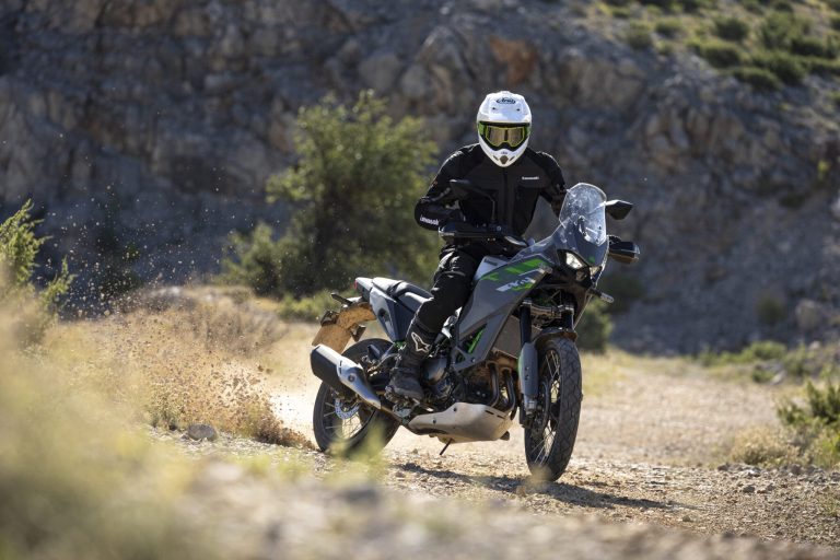 Read more about the article Kawasaki KLE650 (2027): novi potovalni enduro s 68 KM, tempomatom in reli navdihom