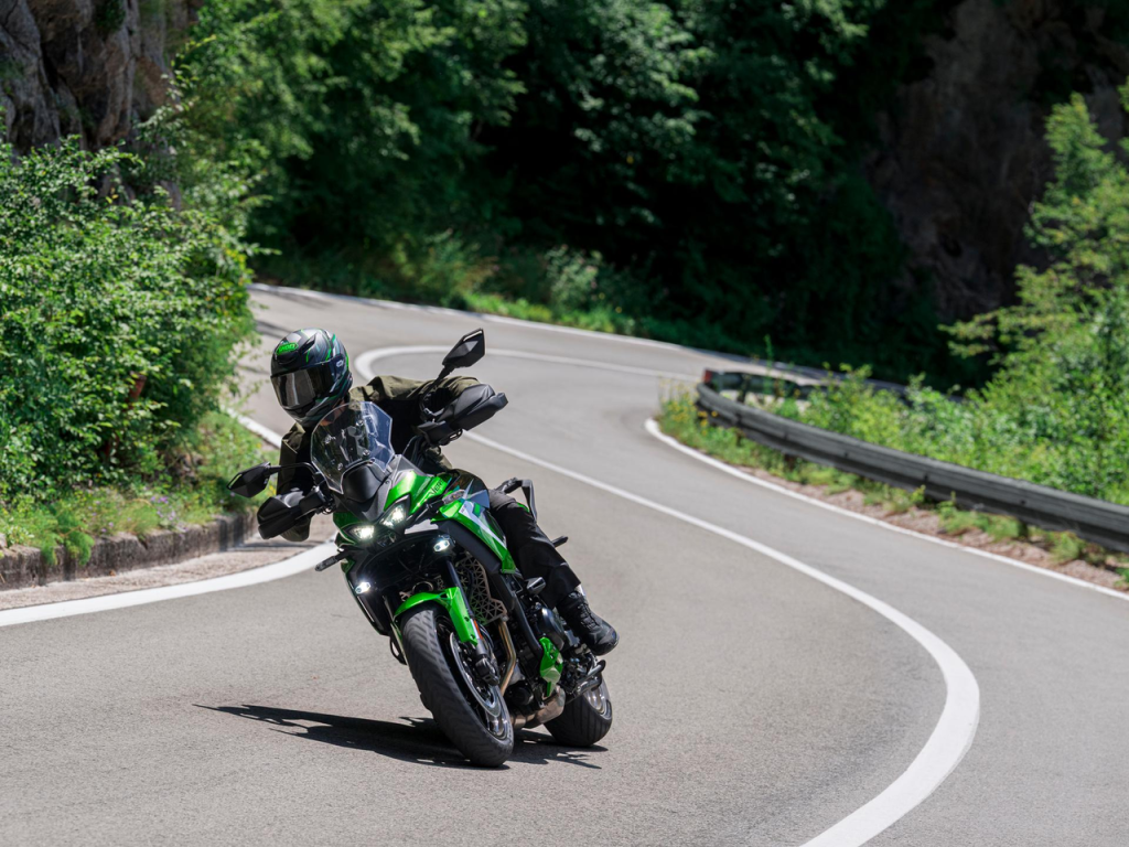 kawasaki-versys-900-se-2027-motoavantura 1 - www.motoavantura.si
