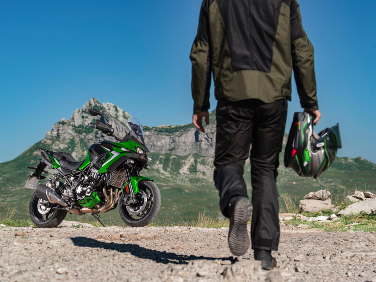 Read more about the article Novi Kawasaki Versys 900 SE (2027): športni potovalnik z oblikovalskimi potezami modela KLE 500