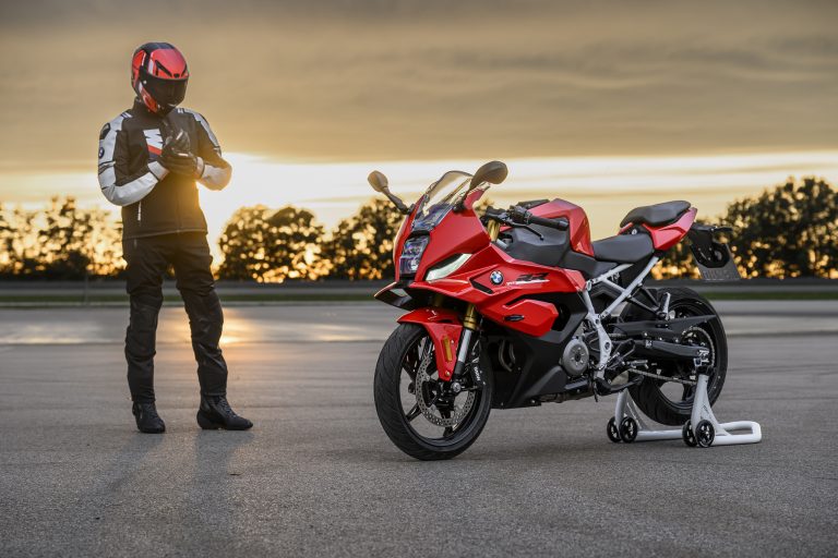 Read more about the article Superšportni BMW F 450 RR dviga razred A2 na višji nivo